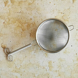 TADPOLE TEA STRAINER x25